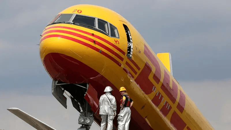 DHL'nin kargo uçağı binaların üzerine düştü | Son 24 saatin gündemi