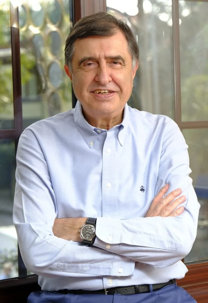 Ahmet Pura'nın yaşam ve kariyer yolculuğu kitaba dönüştü: "Hayat Güneşli Bir Sağanak" Ahmet Pura'nın yaşam ve kariyer yolculuğu kitaba dönüştü: "Hayat Güneşli Bir Sağanak"