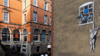 Banksy'nin "Well Hung Lover" eseri, tarihi Bristol binasıyla birlikte açık artırmaya çıkıyor