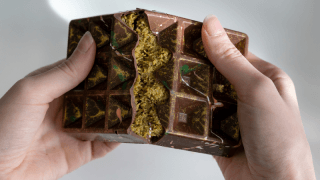 İstanbul'dan Almanya'ya giden bir yolcunun üzerinde 90 kilodan fazla Dubai Çikolatası çıktı!