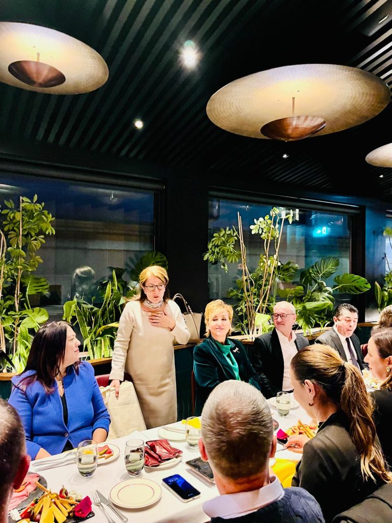 C Level Club üyeleri "Lezzetli Resimler"in tadını çıkarttı C Level Club üyeleri "Lezzetli Resimler"in tadını çıkarttı
