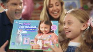 PETA, 90'lar tarzı kampanyasıyla hayvan deneylerinin karanlık gerçeklerini gözler önüne seriyor