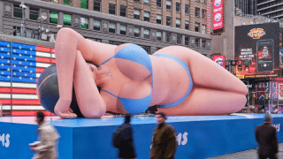 Kim Kardashian'ın dev balonu Times Meydanı'nı ele geçirdi!