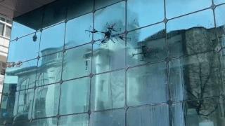 Temizlikte "uçan" çözüm: Artık camlar drone'lara emanet!