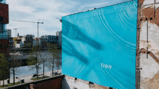 Coca-Cola ikonik cam şişesinin 110. yaşını gölgelerle kutluyor!