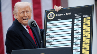 Trump yeni gümrük vergileriyle ilgili net konuştu: "Kimse paçayı kurtaramayacak!"