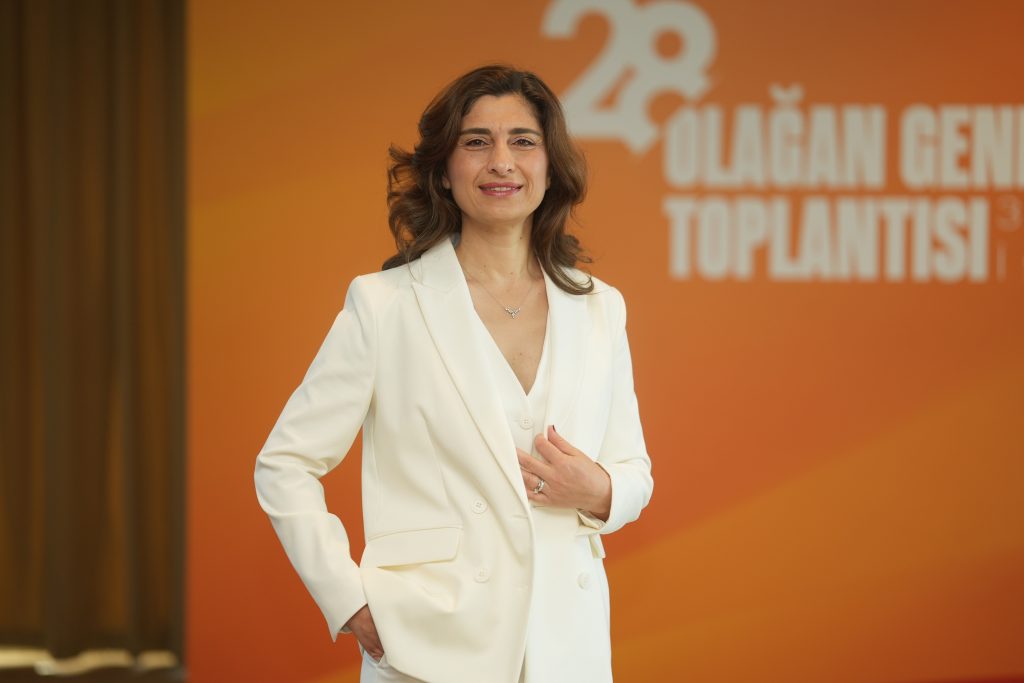 PERYÖN'de bayrak değişimi! Yeni başkan Dr. Eylem Derya Özgür oldu PERYÖN'de bayrak değişimi! Yeni başkan Dr. Eylem Derya Özgür oldu