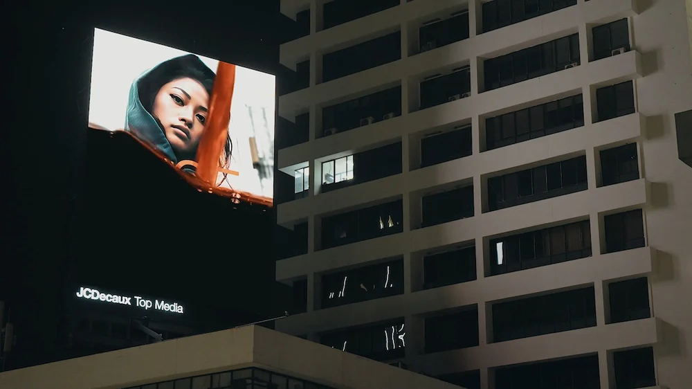Nescafé, geceleri sakin bir şekilde kararan "Kafeinsiz reklam panoları" ile uykuya davet ediyor Nescafé, geceleri sakin bir şekilde kararan "Kafeinsiz reklam panoları" ile uykuya davet ediyor
