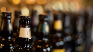 Alkol düzenlemesi Meclis'te: Dolaylı tanıtım, her türlü işaret, yazı ve görsel yasaklanacak