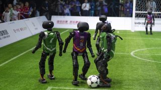 Çin'de yapay zeka yeşil sahaya indi: Robotlar 3’e 3 futbol maçı yaptı