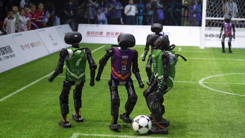 Çin'de yapay zeka yeşil sahaya indi: Robotlar 3’e 3 futbol maçı yaptı Çin'de yapay zeka yeşil sahaya indi: Robotlar 3’e 3 futbol maçı yaptı