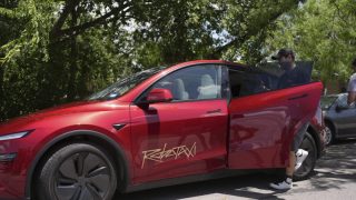 Tesla'nın sürücüsüz robotaksileri trafiğe çıktı!