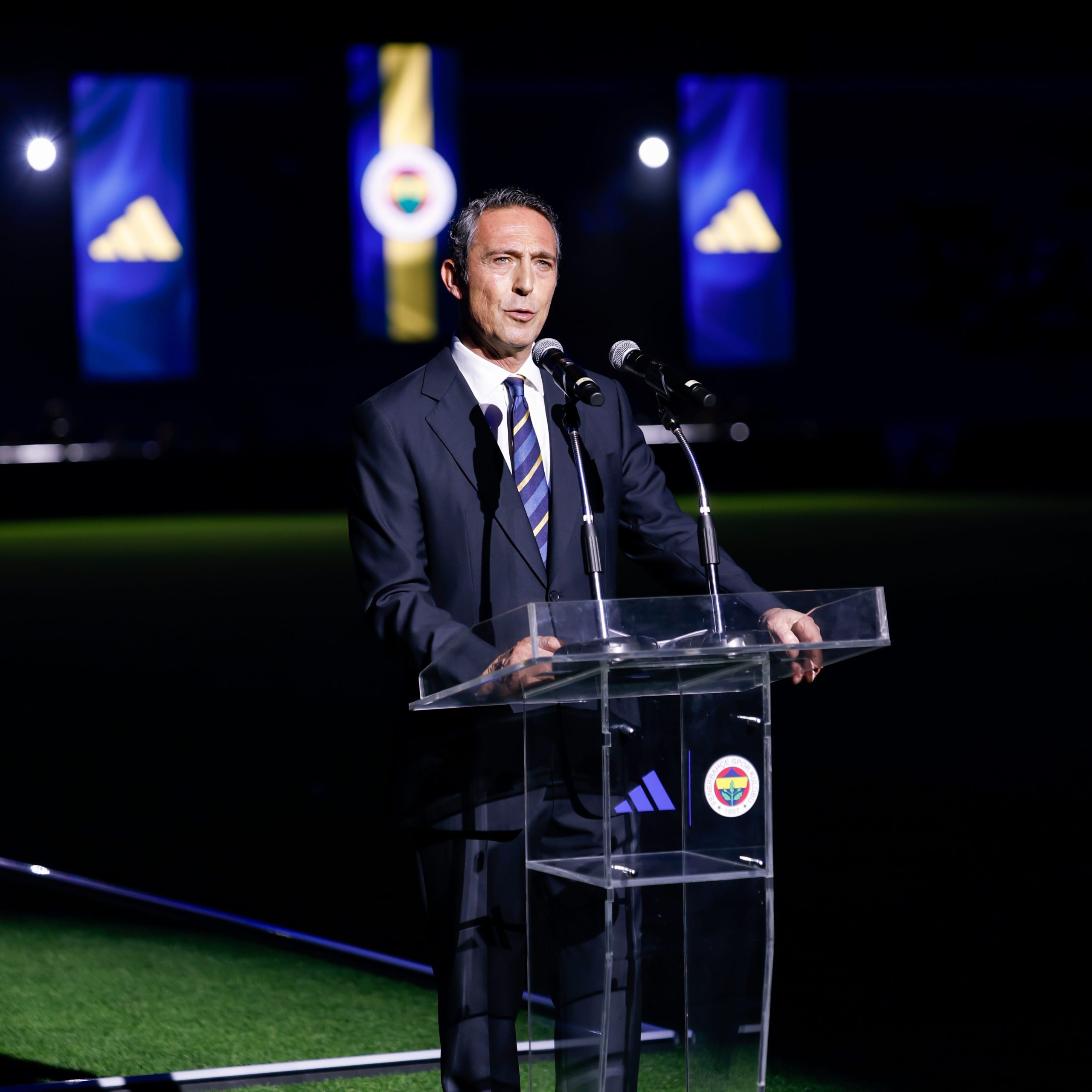 Fenerbahçe’nin efsane çubuklusu adidas’a emanet Fenerbahçe’nin efsane çubuklusu adidas’a emanet