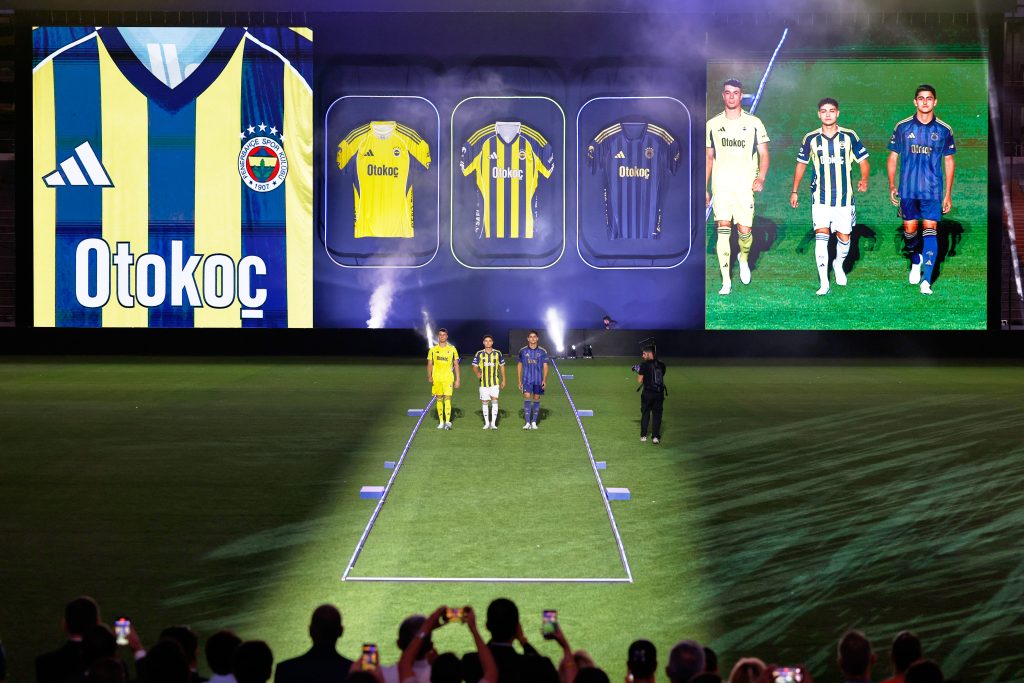 Fenerbahçe’nin efsane çubuklusu adidas’a emanet Fenerbahçe’nin efsane çubuklusu adidas’a emanet