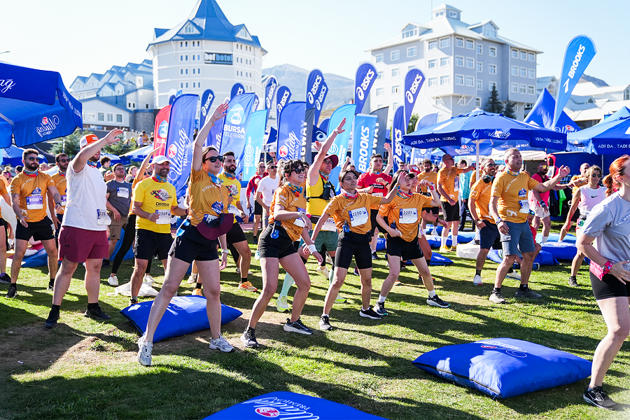 Uludağ Premium Ultra Trail'de sanatla doğa sporu iç içeydi Uludağ Premium Ultra Trail'de sanatla doğa sporu iç içeydi
