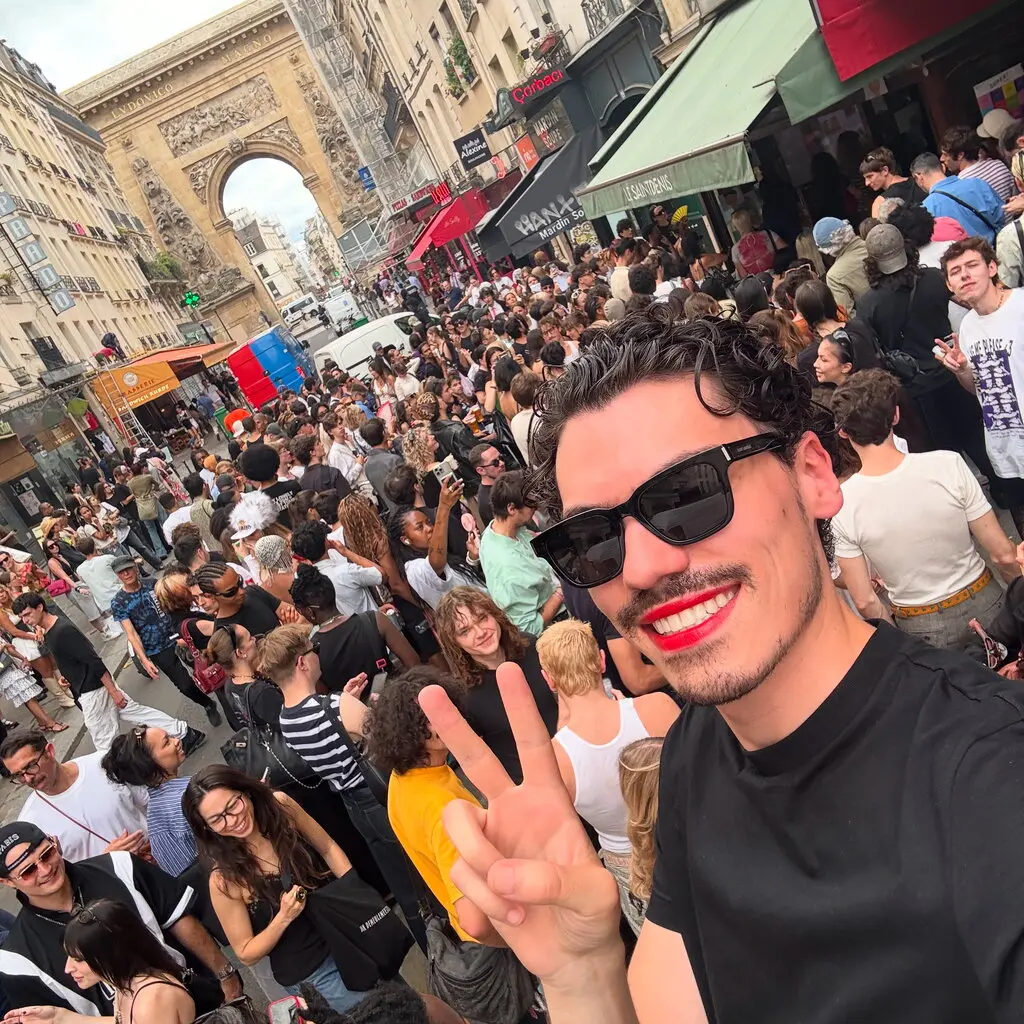 Moda dünyasına alternatif bir sahne: Dior defilesi bara taşındı Moda dünyasına alternatif bir sahne: Dior defilesi bara taşındı
