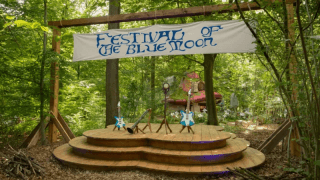 Airbnb ve Paramount'tan mavi bir macera: Şirinler Köyü Belçika ormanlarında gerçek oldu