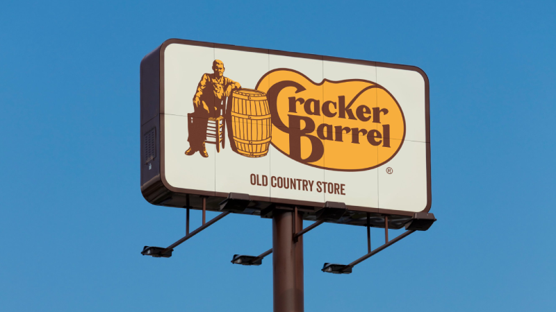 Gelen tepkilerin ardından Cracker Barrel, logo değişikliğini geri çekti Gelen tepkilerin ardından Cracker Barrel, logo değişikliğini geri çekti