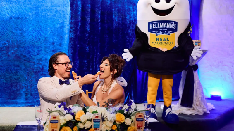 Hellmann’s’tan sos tutkunlarına “tam tadında” düğün sürprizi Hellmann’s’tan sos tutkunlarına “tam tadında” düğün sürprizi