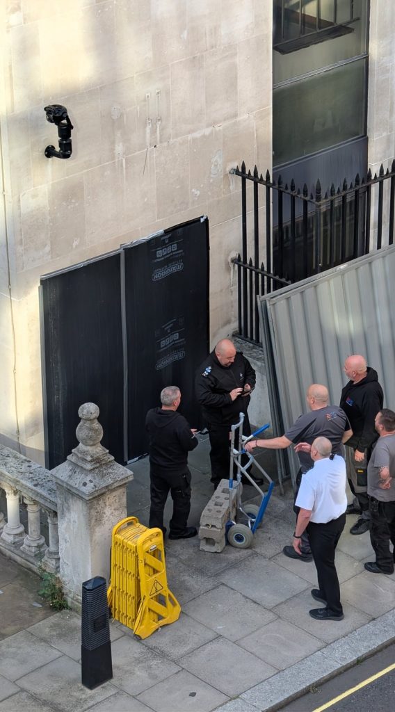 Banksy'nin yeni "adalet" eseri sarayda! Banksy'nin yeni "adalet" eseri sarayda!