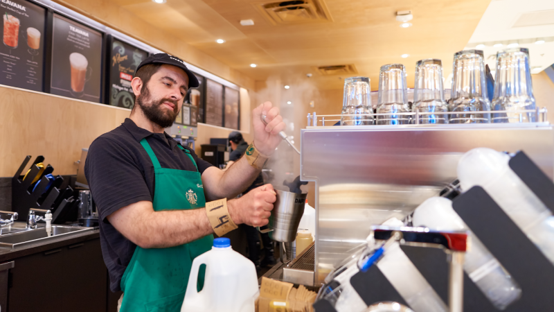 Starbucks'ın yeni kıyafet politikası çalışanları isyan ettirdi! Starbucks'ın yeni kıyafet politikası çalışanları isyan ettirdi!