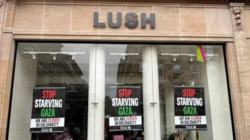 Lush’tan radikal marka aktivizmi: İngiltere’deki tüm mağazalarını Gazze için kapattı Lush’tan radikal marka aktivizmi: İngiltere’deki tüm mağazalarını Gazze için kapattı