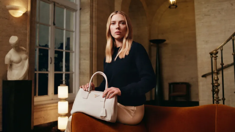 Yorgos Lanthimos, Prada için Scarlett Johansson’u farklı kimliklerle sahneye taşıyor Yorgos Lanthimos, Prada için Scarlett Johansson’u farklı kimliklerle sahneye taşıyor