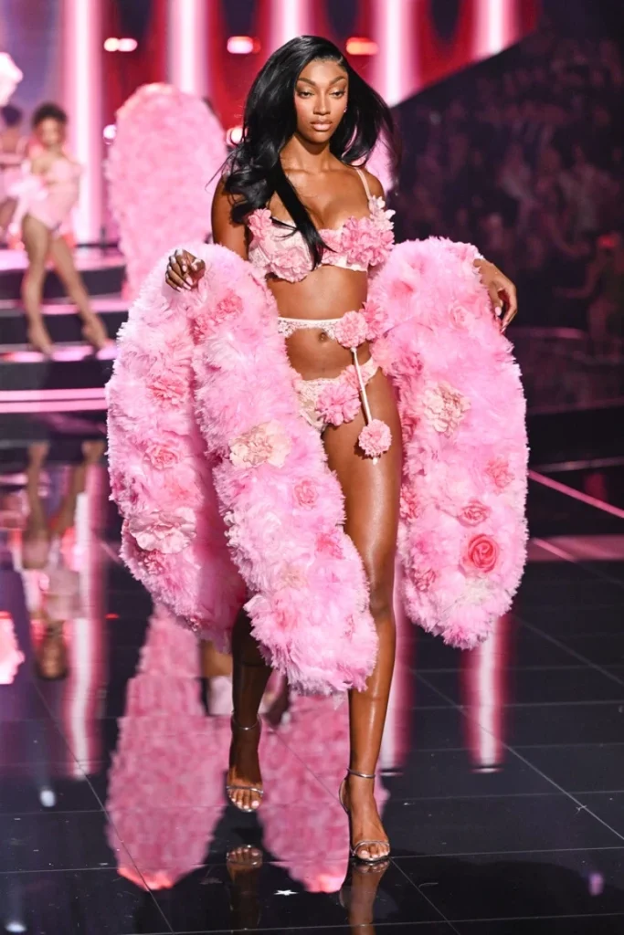 Kusursuzluk devri kapandı: Victoria’s Secret podyumunda kapsayıcılığın yeni yüzleri Kusursuzluk devri kapandı: Victoria’s Secret podyumunda kapsayıcılığın yeni yüzleri