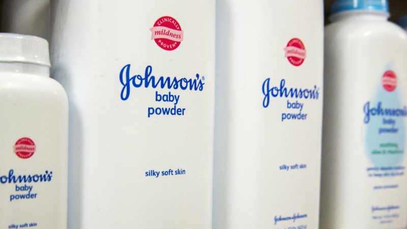 İngiltere'de binlerce kişi Johnson & Johnson'a "kanser riski" sebebiyle dava açtı İngiltere'de binlerce kişi Johnson & Johnson'a "kanser riski" sebebiyle dava açtı
