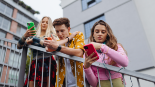 Z kuşağı, "doomscrolling"i azaltıyor; markalarla gerçek hayatta buluşuyor