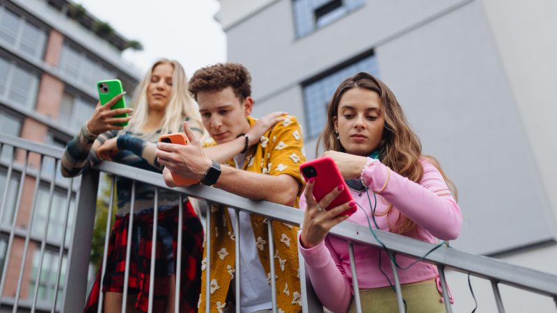 Z kuşağı, "doomscrolling"i azaltıyor; markalarla gerçek hayatta buluşuyor Z kuşağı, "doomscrolling"i azaltıyor; markalarla gerçek hayatta buluşuyor
