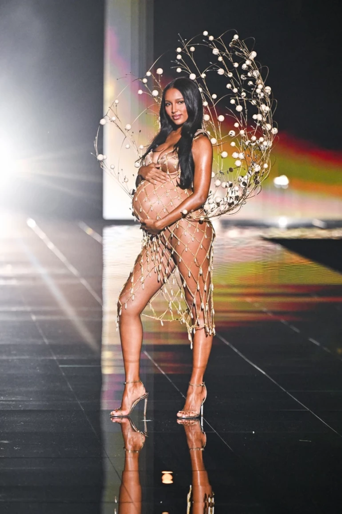 Kusursuzluk devri kapandı: Victoria’s Secret podyumunda kapsayıcılığın yeni yüzleri Kusursuzluk devri kapandı: Victoria’s Secret podyumunda kapsayıcılığın yeni yüzleri