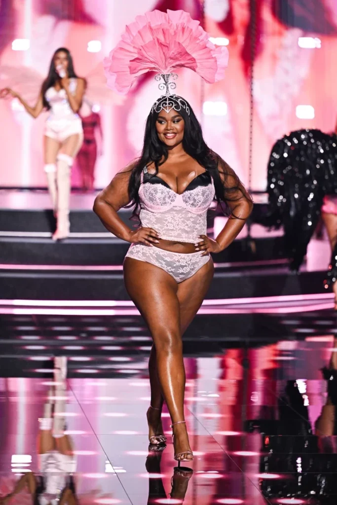 Kusursuzluk devri kapandı: Victoria’s Secret podyumunda kapsayıcılığın yeni yüzleri Kusursuzluk devri kapandı: Victoria’s Secret podyumunda kapsayıcılığın yeni yüzleri