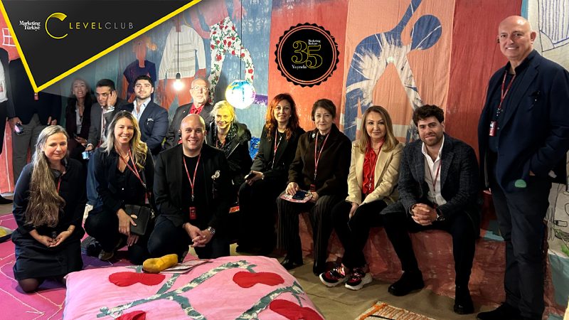 Bienalin kalbinde bir gün: Marketing Türkiye C Level Club üyeleri, "Üç Ayaklı Kedi"nin izinde… Bienalin kalbinde bir gün: Marketing Türkiye C Level Club üyeleri, "Üç Ayaklı Kedi"nin izinde…