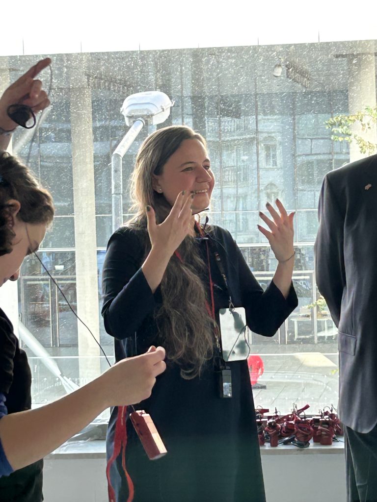 Bienalin kalbinde bir gün: Marketing Türkiye C Level Club üyeleri, "Üç Ayaklı Kedi"nin izinde… Bienalin kalbinde bir gün: Marketing Türkiye C Level Club üyeleri, "Üç Ayaklı Kedi"nin izinde…