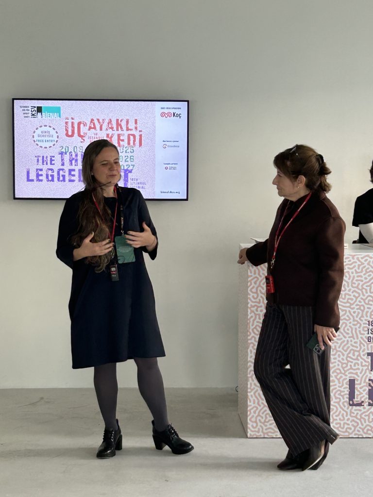 Bienalin kalbinde bir gün: Marketing Türkiye C Level Club üyeleri, "Üç Ayaklı Kedi"nin izinde… Bienalin kalbinde bir gün: Marketing Türkiye C Level Club üyeleri, "Üç Ayaklı Kedi"nin izinde…