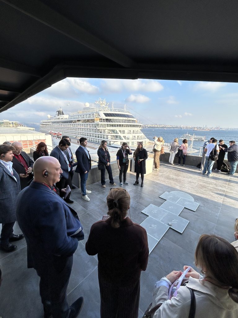 Bienalin kalbinde bir gün: Marketing Türkiye C Level Club üyeleri, "Üç Ayaklı Kedi"nin izinde… Bienalin kalbinde bir gün: Marketing Türkiye C Level Club üyeleri, "Üç Ayaklı Kedi"nin izinde…