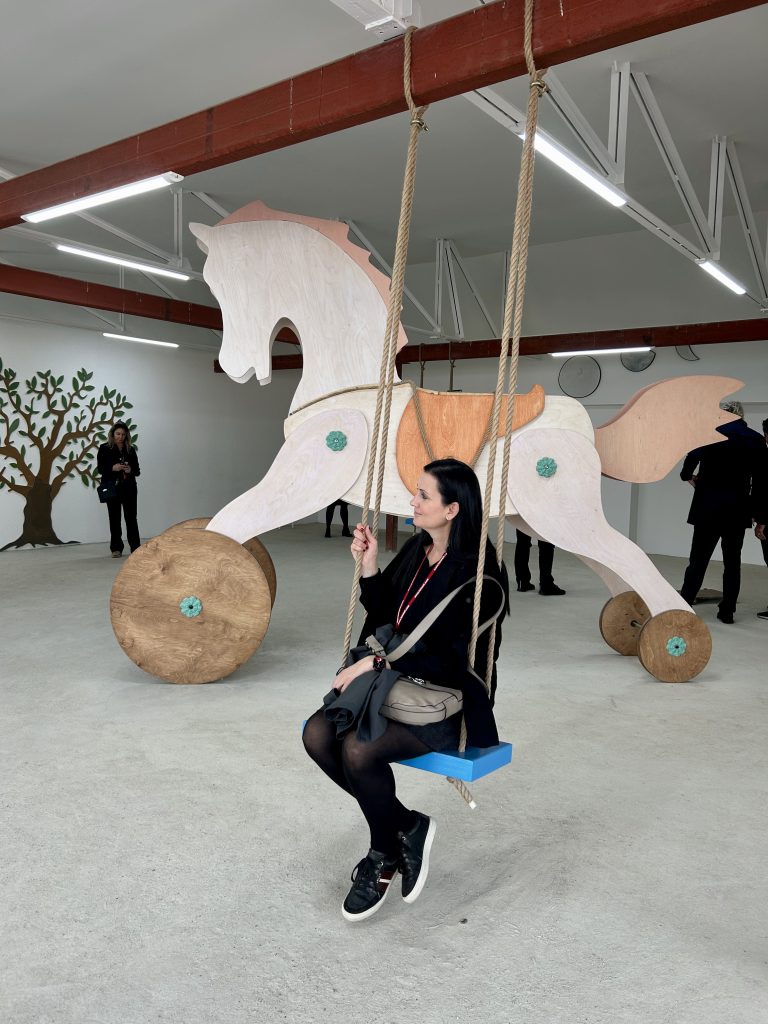 Bienalin kalbinde bir gün: Marketing Türkiye C Level Club üyeleri, "Üç Ayaklı Kedi"nin izinde… Bienalin kalbinde bir gün: Marketing Türkiye C Level Club üyeleri, "Üç Ayaklı Kedi"nin izinde…