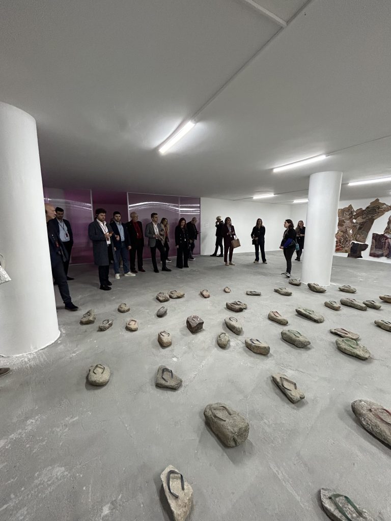 Bienalin kalbinde bir gün: Marketing Türkiye C Level Club üyeleri, "Üç Ayaklı Kedi"nin izinde… Bienalin kalbinde bir gün: Marketing Türkiye C Level Club üyeleri, "Üç Ayaklı Kedi"nin izinde…