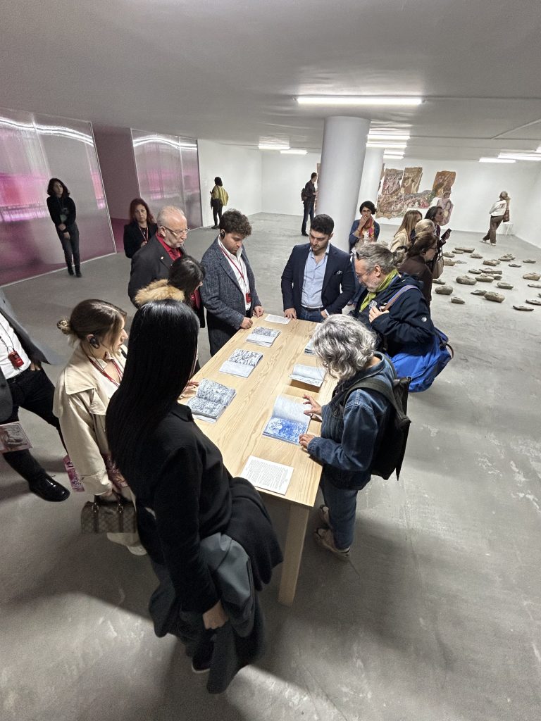 Bienalin kalbinde bir gün: Marketing Türkiye C Level Club üyeleri, "Üç Ayaklı Kedi"nin izinde… Bienalin kalbinde bir gün: Marketing Türkiye C Level Club üyeleri, "Üç Ayaklı Kedi"nin izinde…