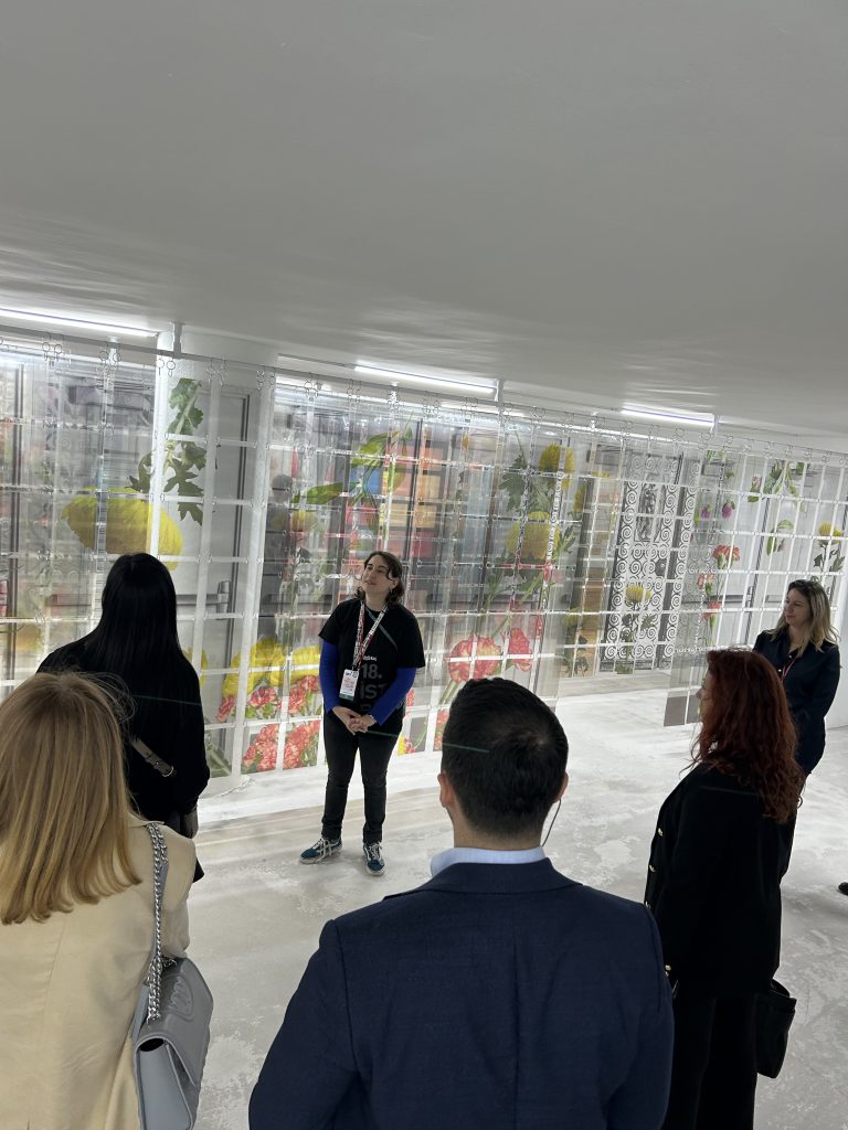 Bienalin kalbinde bir gün: Marketing Türkiye C Level Club üyeleri, "Üç Ayaklı Kedi"nin izinde… Bienalin kalbinde bir gün: Marketing Türkiye C Level Club üyeleri, "Üç Ayaklı Kedi"nin izinde…