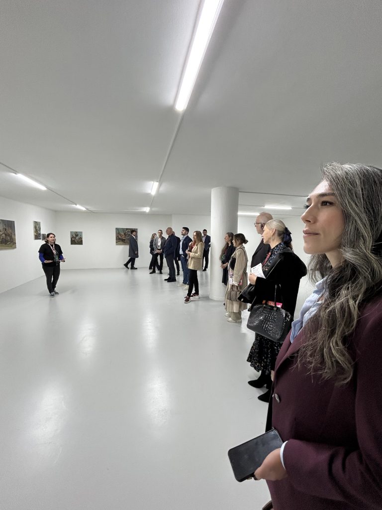 Bienalin kalbinde bir gün: Marketing Türkiye C Level Club üyeleri, "Üç Ayaklı Kedi"nin izinde… Bienalin kalbinde bir gün: Marketing Türkiye C Level Club üyeleri, "Üç Ayaklı Kedi"nin izinde…