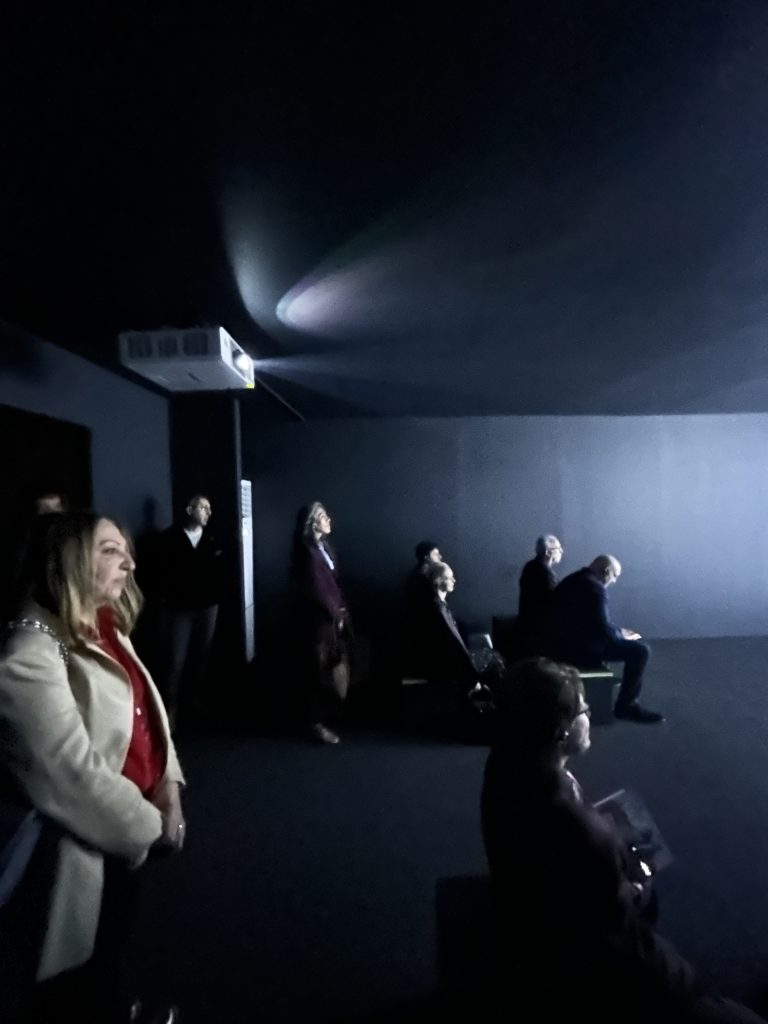 Bienalin kalbinde bir gün: Marketing Türkiye C Level Club üyeleri, "Üç Ayaklı Kedi"nin izinde… Bienalin kalbinde bir gün: Marketing Türkiye C Level Club üyeleri, "Üç Ayaklı Kedi"nin izinde…