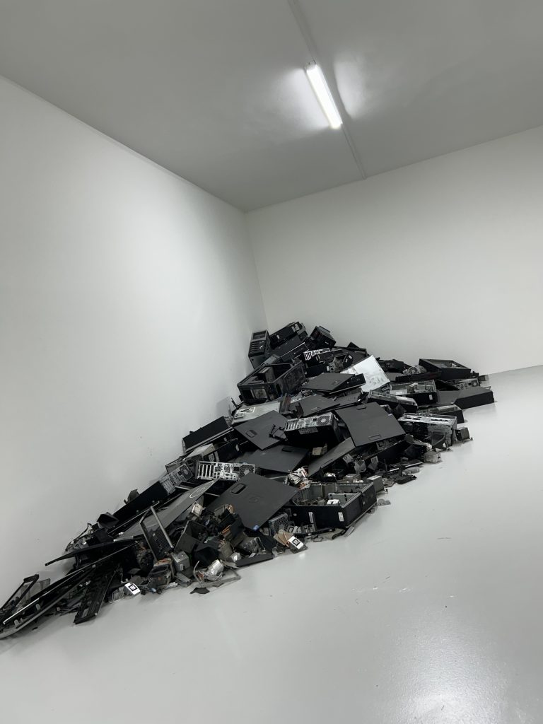 Bienalin kalbinde bir gün: Marketing Türkiye C Level Club üyeleri, "Üç Ayaklı Kedi"nin izinde… Bienalin kalbinde bir gün: Marketing Türkiye C Level Club üyeleri, "Üç Ayaklı Kedi"nin izinde…