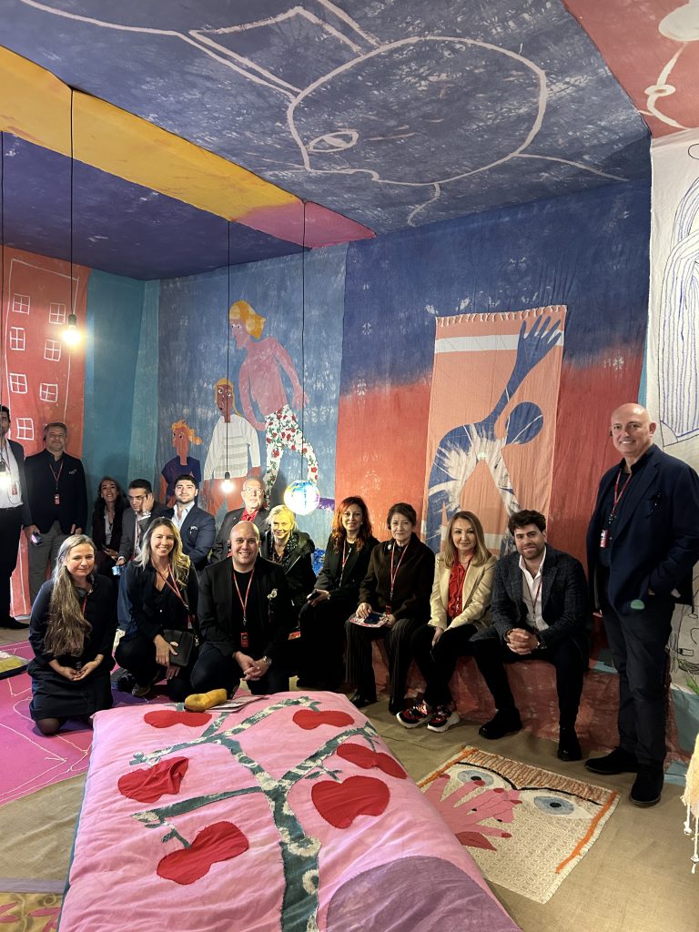 Bienalin kalbinde bir gün: Marketing Türkiye C Level Club üyeleri, "Üç Ayaklı Kedi"nin izinde… Bienalin kalbinde bir gün: Marketing Türkiye C Level Club üyeleri, "Üç Ayaklı Kedi"nin izinde…