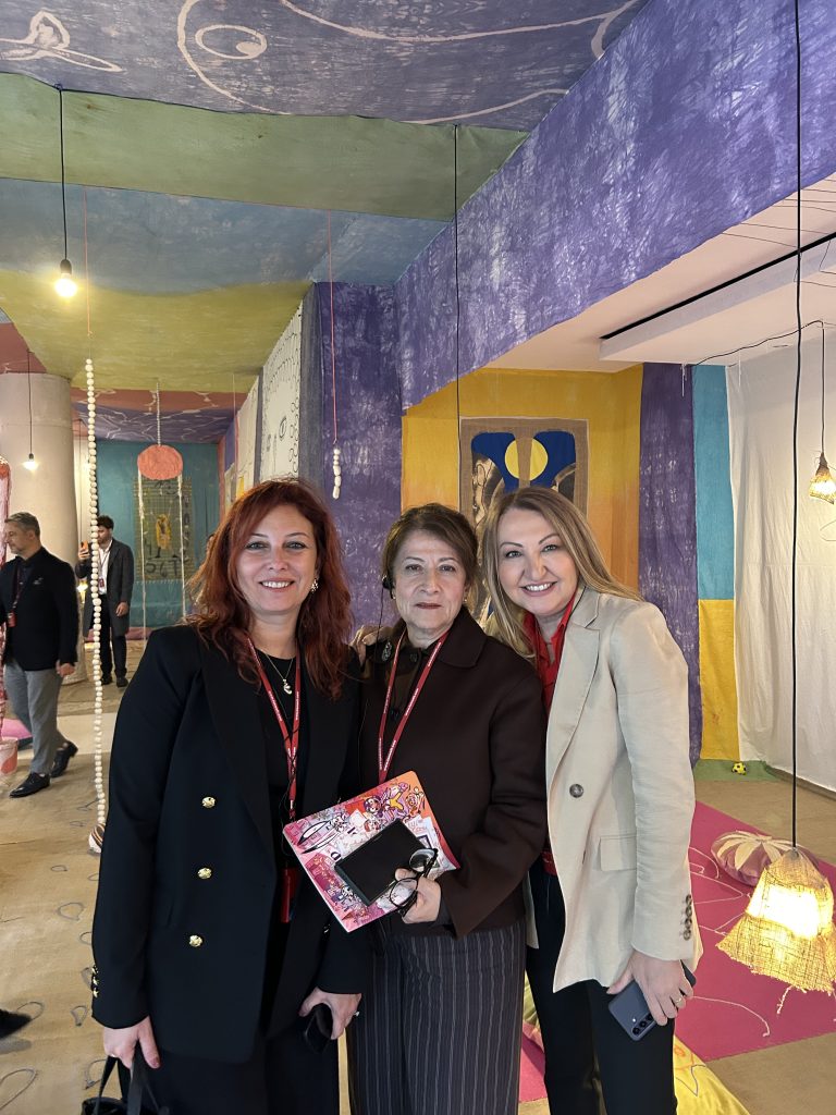 Bienalin kalbinde bir gün: Marketing Türkiye C Level Club üyeleri, "Üç Ayaklı Kedi"nin izinde… Bienalin kalbinde bir gün: Marketing Türkiye C Level Club üyeleri, "Üç Ayaklı Kedi"nin izinde…