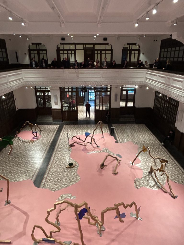 Bienalin kalbinde bir gün: Marketing Türkiye C Level Club üyeleri, "Üç Ayaklı Kedi"nin izinde… Bienalin kalbinde bir gün: Marketing Türkiye C Level Club üyeleri, "Üç Ayaklı Kedi"nin izinde…