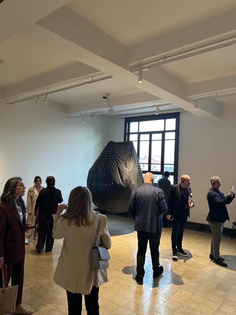 Bienalin kalbinde bir gün: Marketing Türkiye C Level Club üyeleri, "Üç Ayaklı Kedi"nin izinde… Bienalin kalbinde bir gün: Marketing Türkiye C Level Club üyeleri, "Üç Ayaklı Kedi"nin izinde…