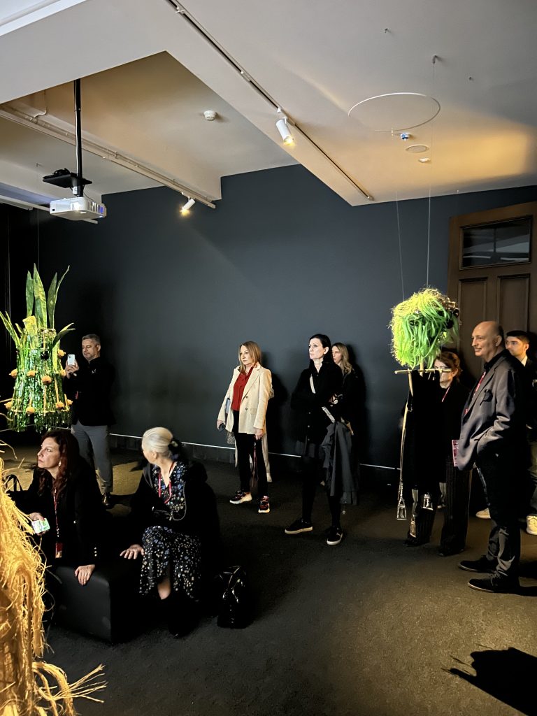 Bienalin kalbinde bir gün: Marketing Türkiye C Level Club üyeleri, "Üç Ayaklı Kedi"nin izinde… Bienalin kalbinde bir gün: Marketing Türkiye C Level Club üyeleri, "Üç Ayaklı Kedi"nin izinde…