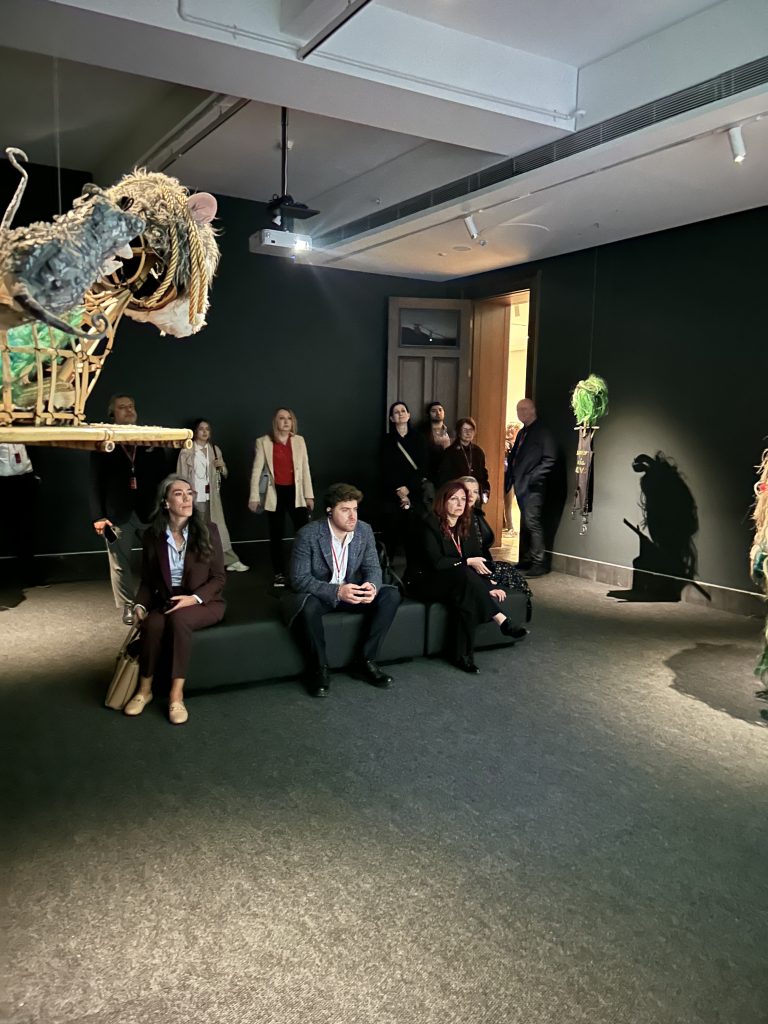 Bienalin kalbinde bir gün: Marketing Türkiye C Level Club üyeleri, "Üç Ayaklı Kedi"nin izinde… Bienalin kalbinde bir gün: Marketing Türkiye C Level Club üyeleri, "Üç Ayaklı Kedi"nin izinde…